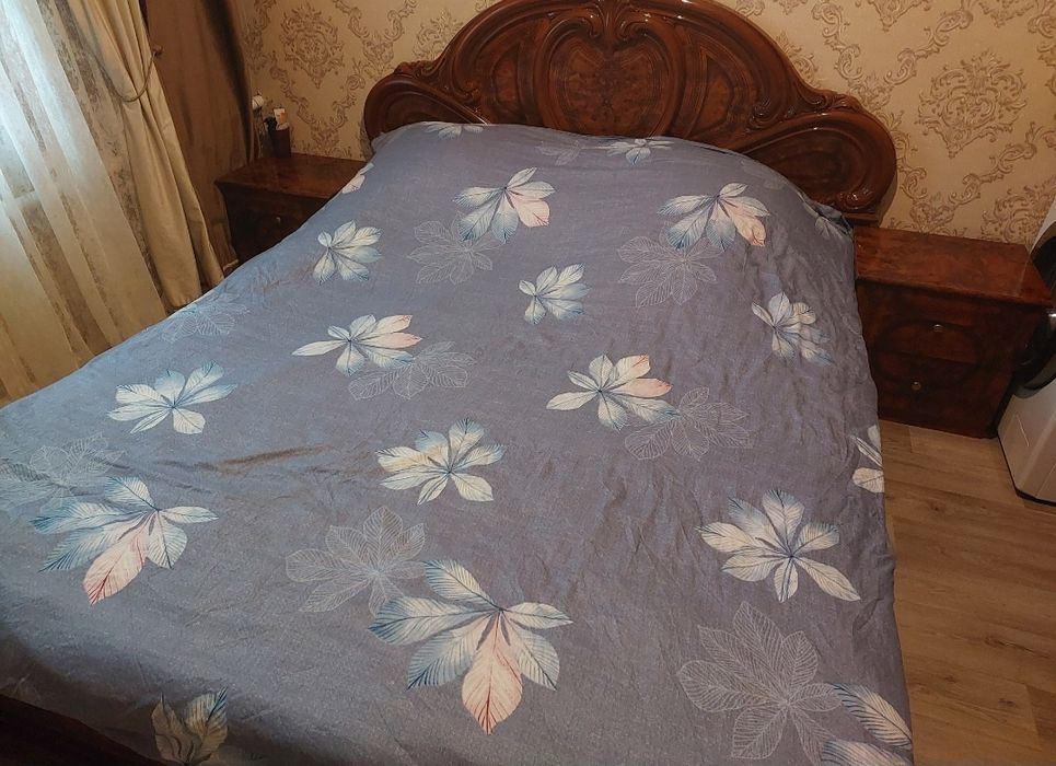 Продам кровать комод +2тумбы