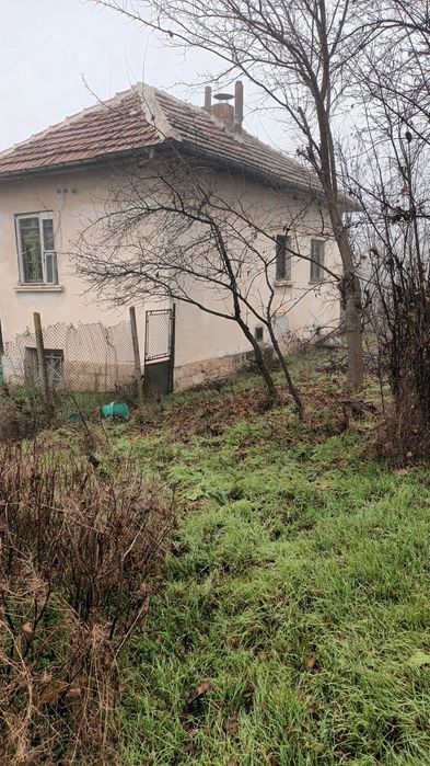 Продавам къща с двор и геран в Сираково.