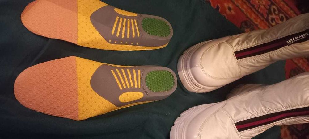 Продам белые сапожки новые с ортопедическими стельками