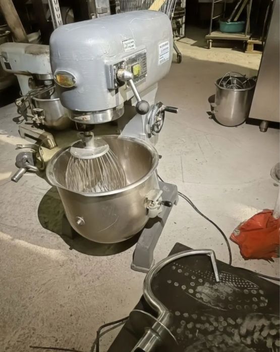 Миксер 30 литров.