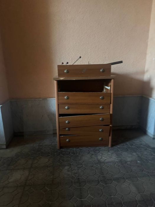 Комод, 6 та тортмали, тортмалари олинади, четидаги роликини янгаш кера