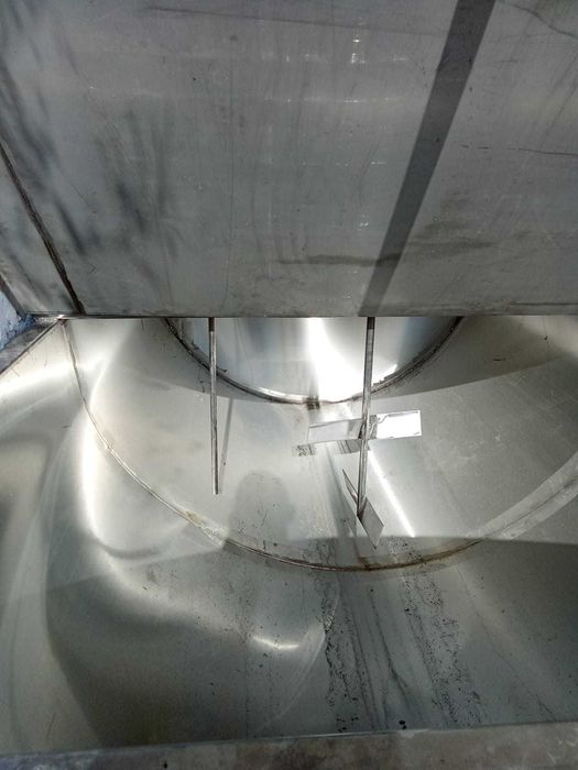 Продается охладитель молока 2000 литров горизонтальный.