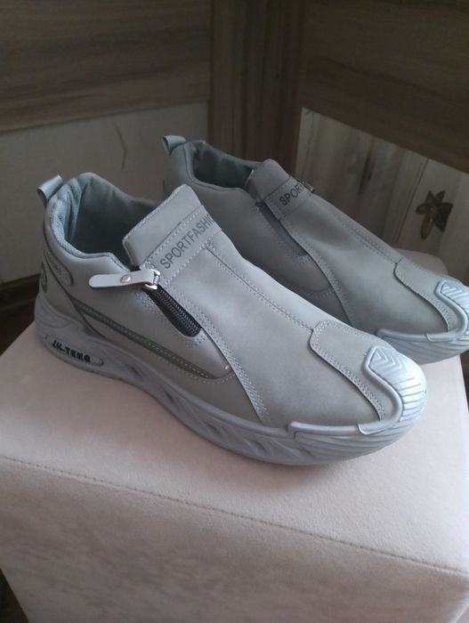 Продам мужские кроссовки