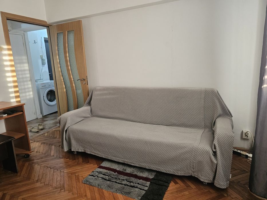 Închiriez apartament cu două camere decomandate ultracentral