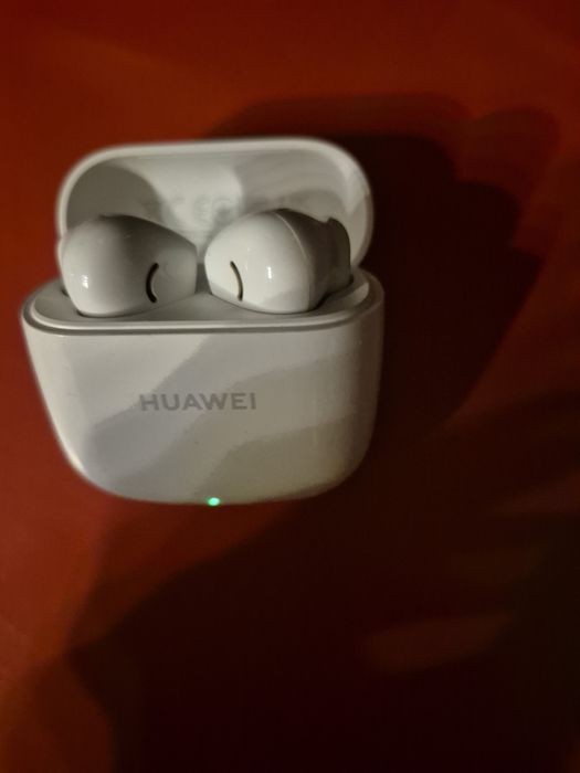 Căști huawei pe alb