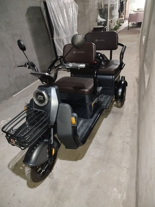 Электро трицикл (трёх колесный скутер) на 3 человека с крышкой- чехлом