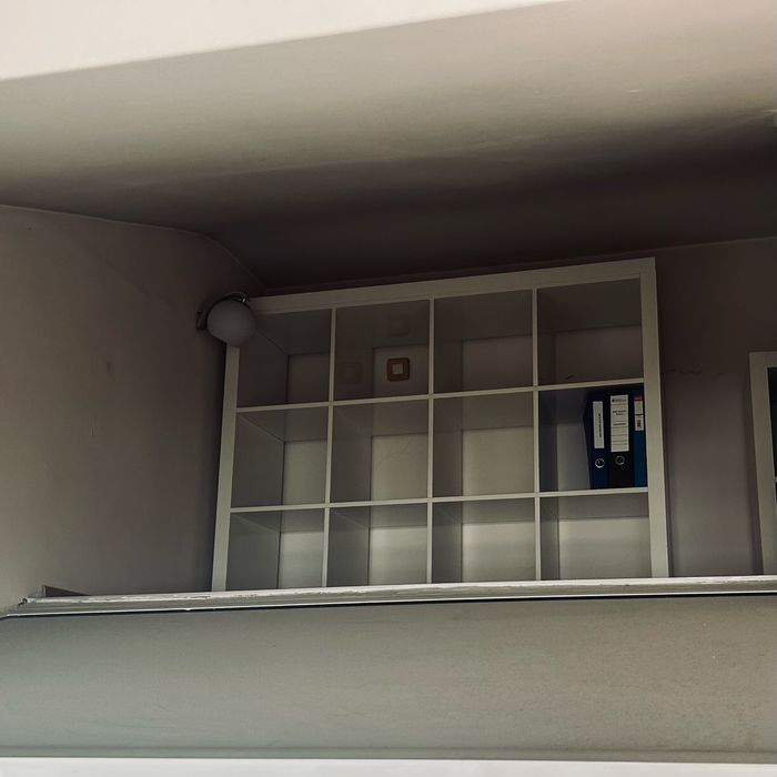 Бели етажерки Икеа