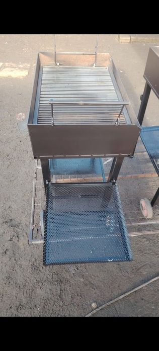 Vând grătare
70/45 cm
Tabla 3mm,ventilat cu găuri spate
Grătar tije i