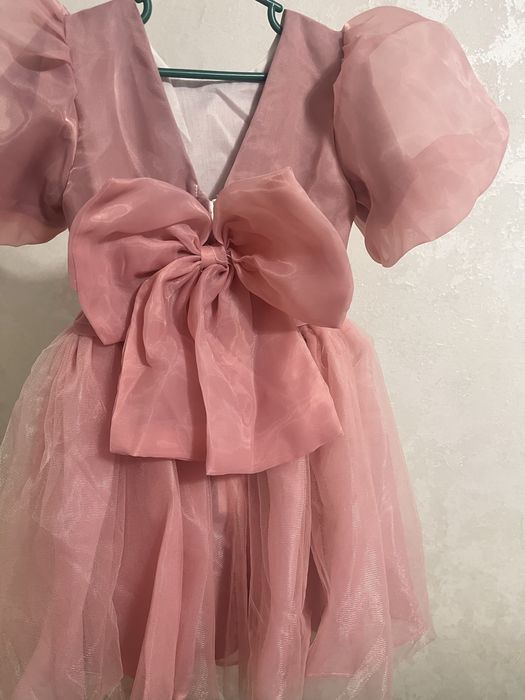 Красивое платье с заколками