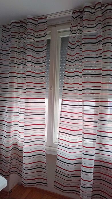 Бели с ивици и лилави завеси