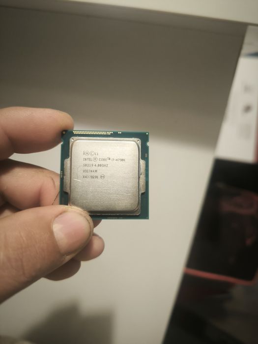 Vând procesoare , i7 9700k si celeron g