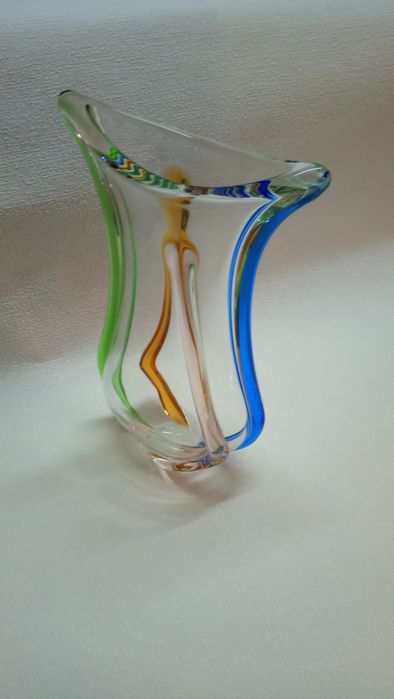 Продается  - ваза для цветов , цветное стекло ,  богема .