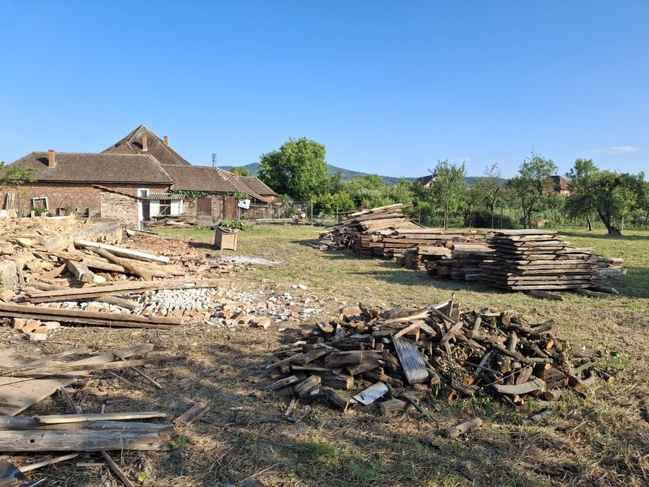 Vând lemn de stejar provenit din două case bătrânești demolate