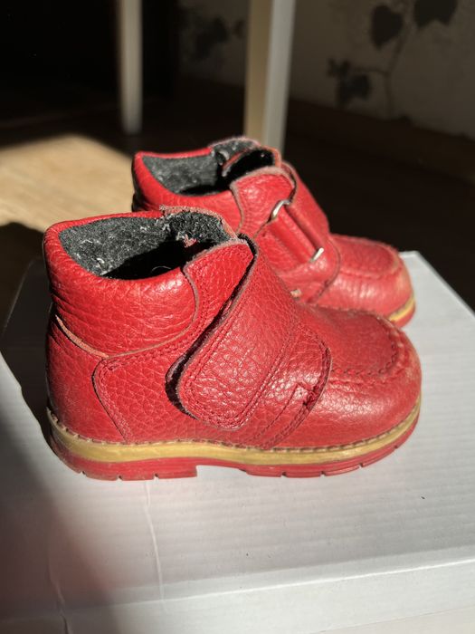Продам детские ботинки