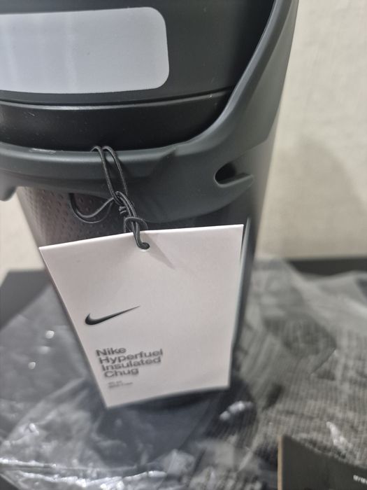 Nike перчатки и бутылка 2 литра