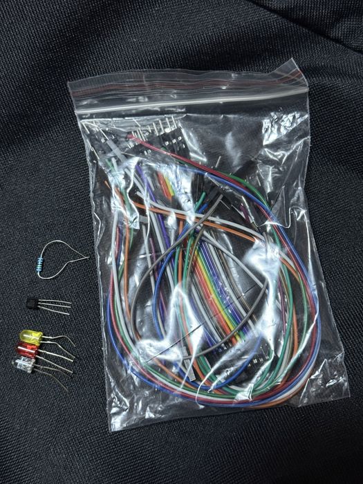 Placă de dezvoltare Arduino Uno și ESP8266 Wi-Fi plus senzori, fire