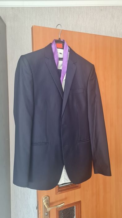 Продам костюмы новые