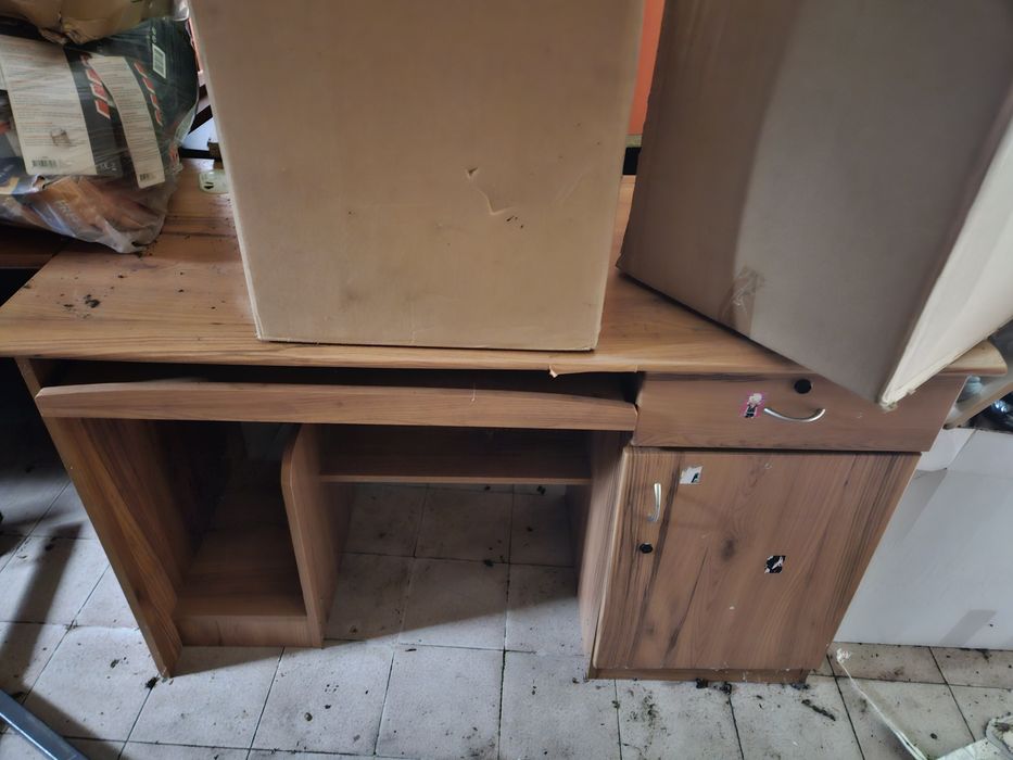 Подарявам офис маси до неделя вечерта