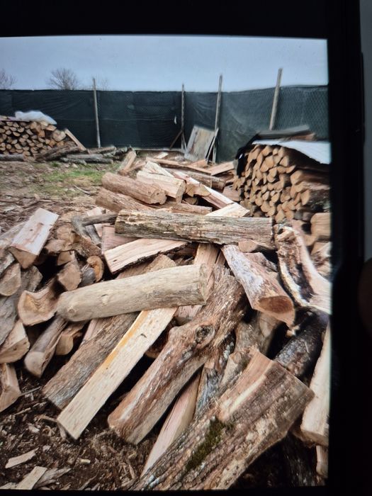 Lemne pentru foc crăpate sau rotunde