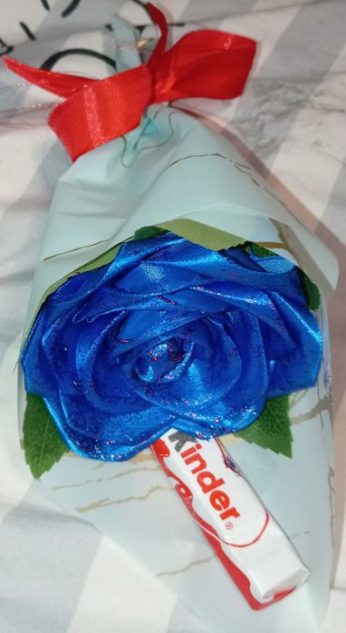 Realizez aranjamente florale și buchete de trandafiri din satin