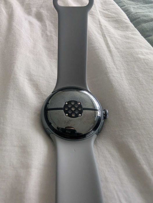 Google Pixel Watch 3 45mm WiFi смарт часовник и стойка за зареждане