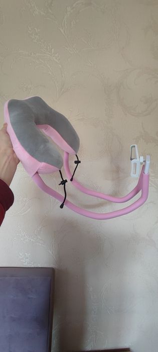 Подушка с держателем для телефона