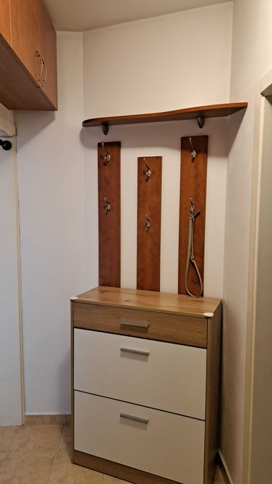 Висок шкаф за обувки