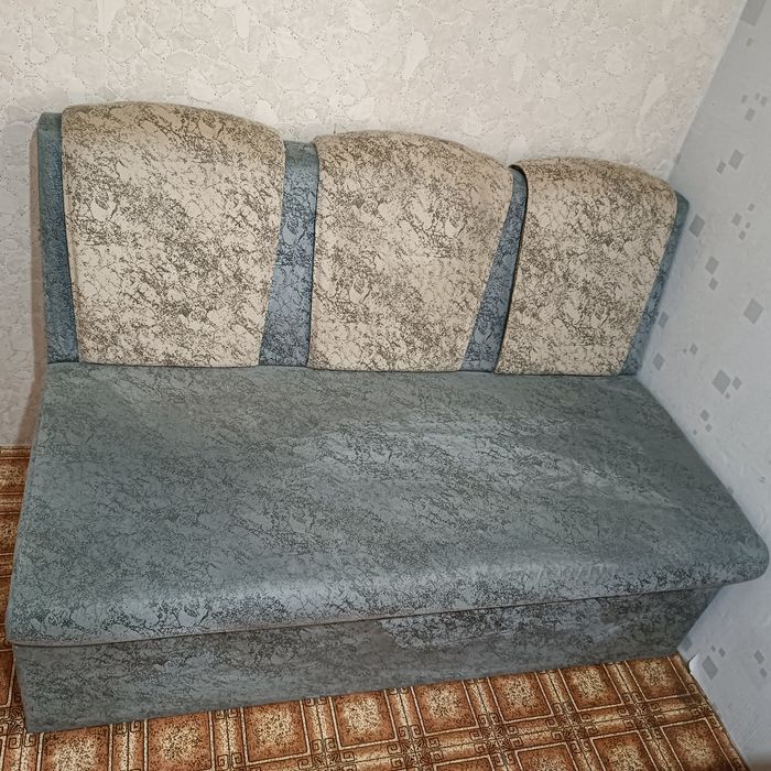 Продавам двуместен диван