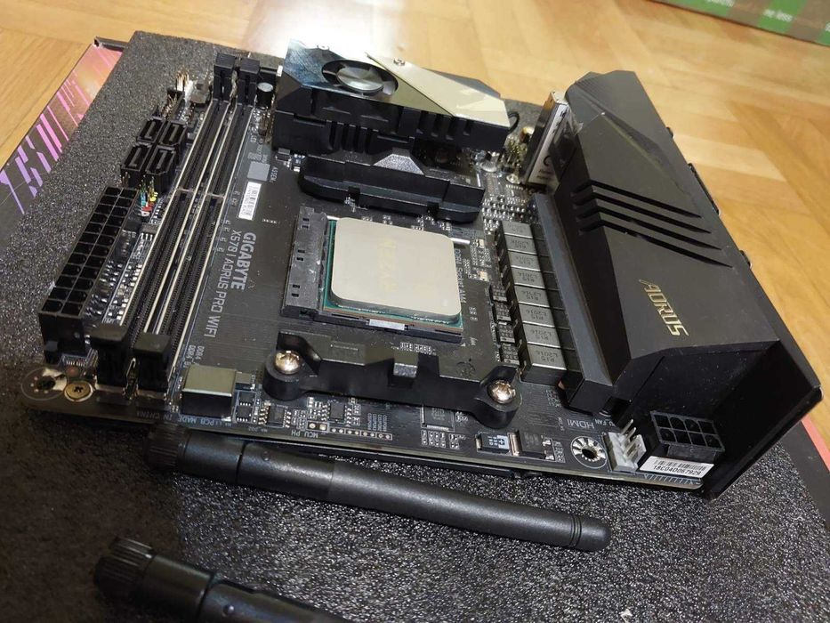 AMD Ryzen 5 5600X + Gigabyte X570i Aorus Pro Wi-Fi