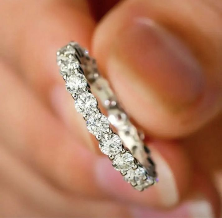 Кольцо с муассанитами. 8 размер. Новое.