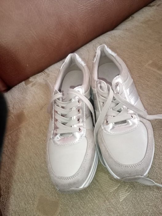 Adidași damă, mărimea 38 vând adidași damă, mărimea 38