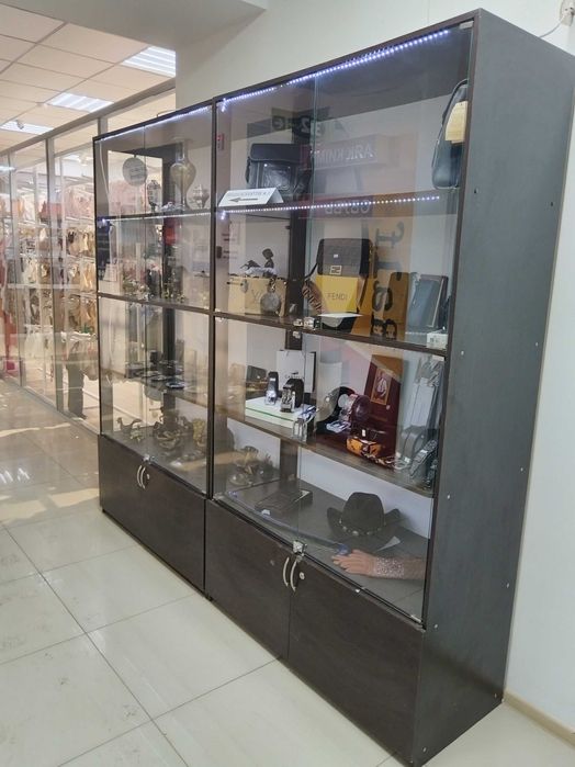 Витринный шкаф для магазина.