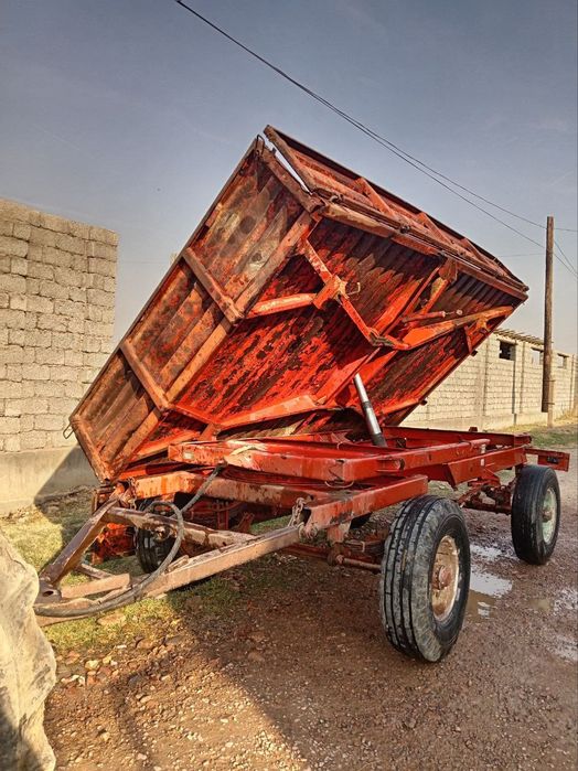 Traktor prisep sotiladi