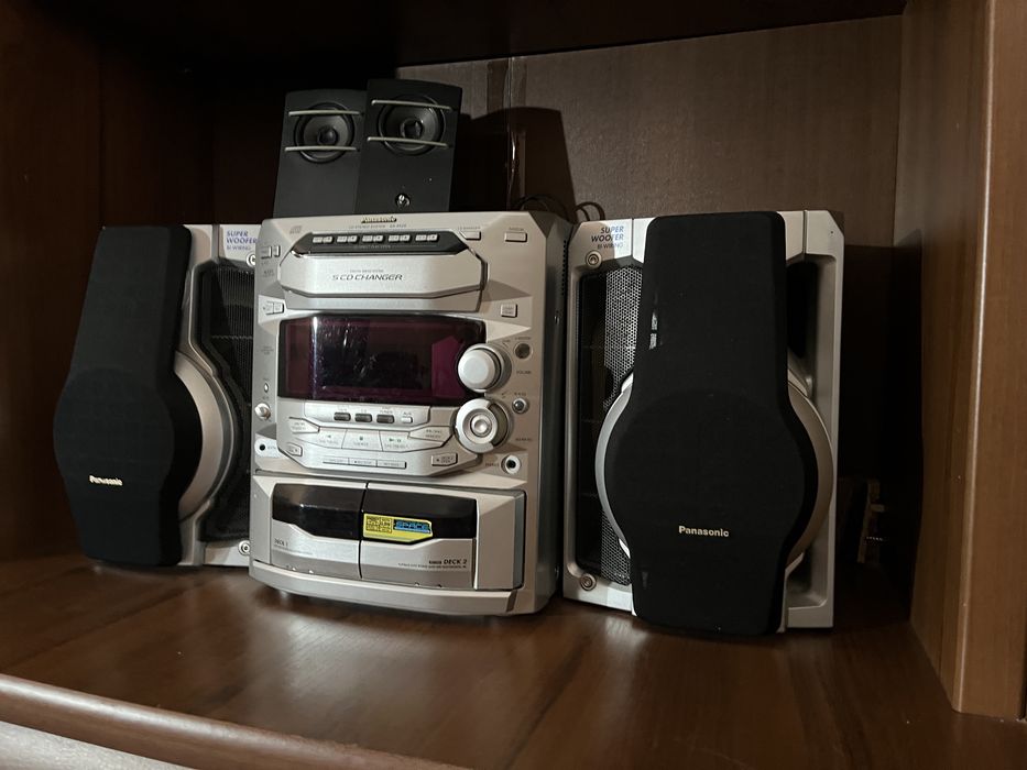 Музыкалный центр в хорошом состаяний