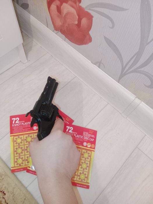 Револвер пистолет с пистонами метал.