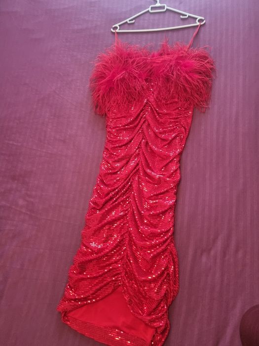 Rochie Roșie Cu Paiete Și Pene Nissa