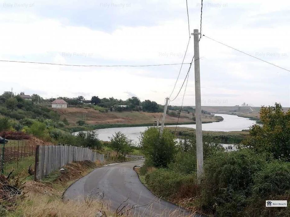 Proprietate Premiun Casă-vilă P+M de vânzare în Naipu (40 km de București) – Teren 2000 mp, priveliște superbă și neobturată spre râul Câlniștea.