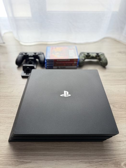 PlayStation 4 Pro + 4 jocuri + 2 manete + stație de încărcare