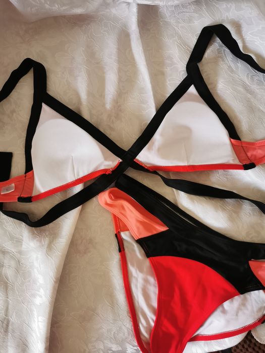 Горнище на бански червено и черно