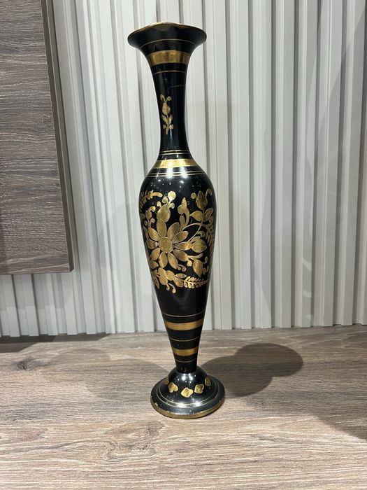 Винтажная металлическая ваза