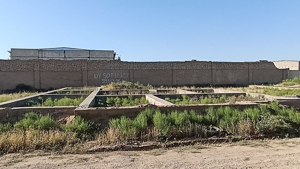 Fundamenti ko'tarilgan uy sotiladi