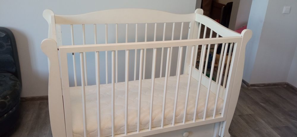 Манеж с матрасом и маятником