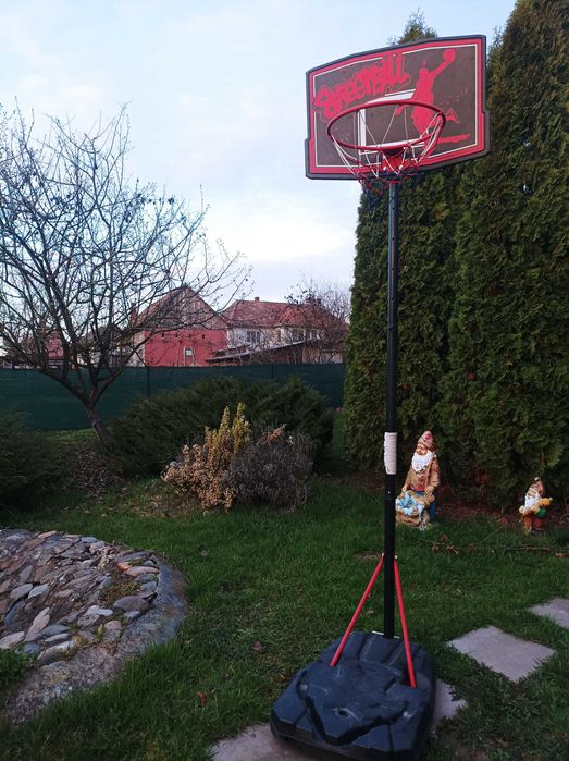 Vând Coș Baschet, aproape nou, puțin folosit,stare foarte bună.