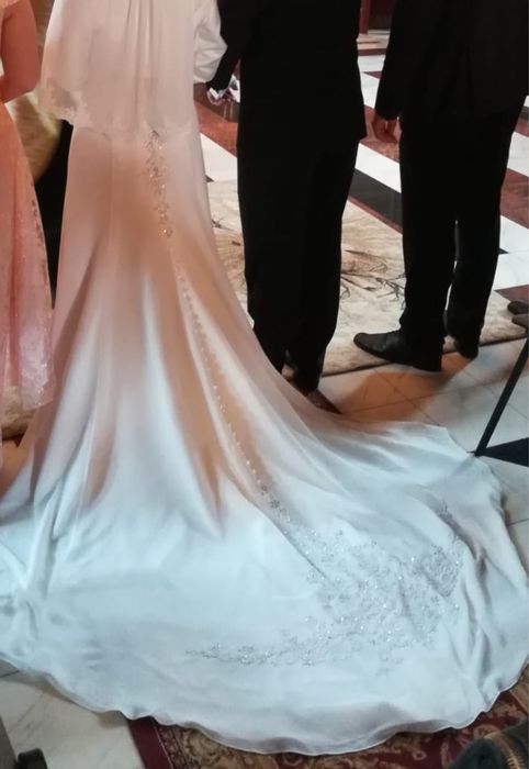 Rochie de mireasa diafana ( Demetrios).