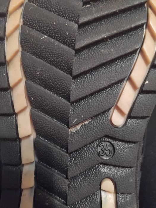 Продам зимнюю обувь на девочку