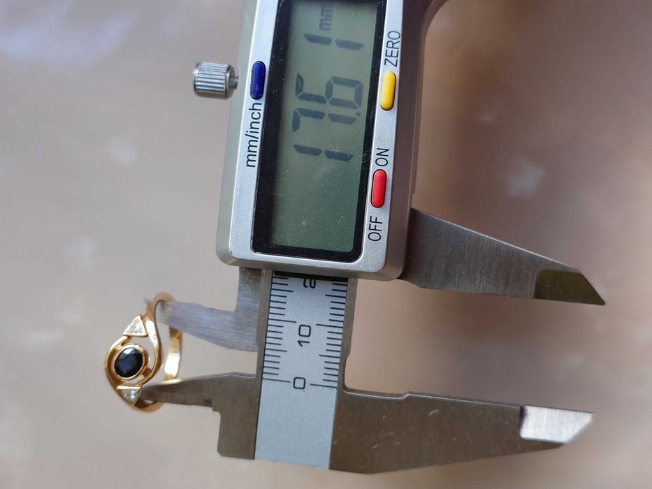 Inel Aur de 18 k cu 2 diamante Trillion Cut si un safir albastru.