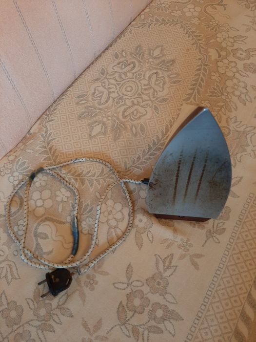 Продаётся советский утюг не включается