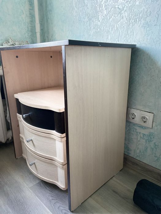 Стол и полка для книг