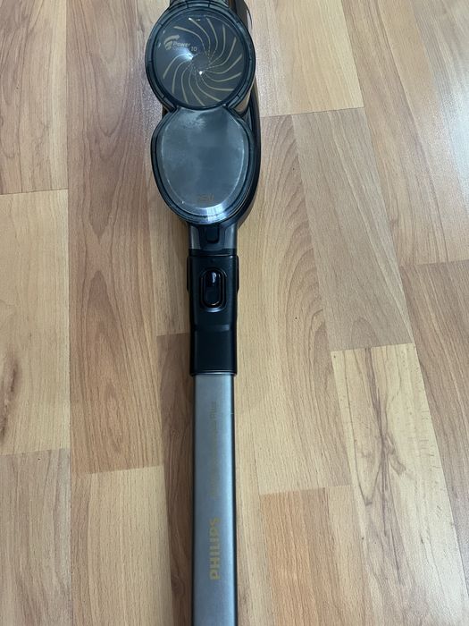 Продавам вертикална прахосмукачка Phillips