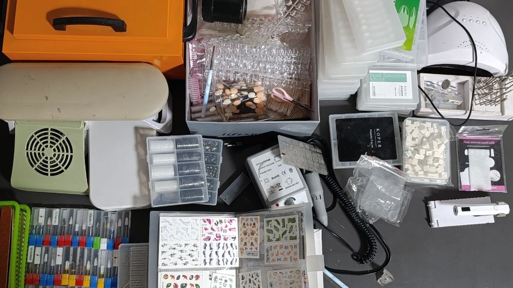 Большой набор для мастера маникюра.